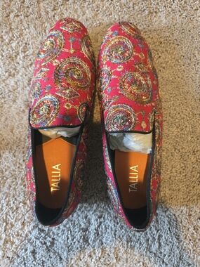 TALLIA Women's Fuchsia Embroidered Slip-On Loafers